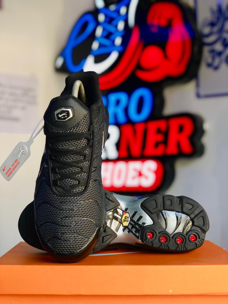 NIKE Tn - Black Metallic Silver
